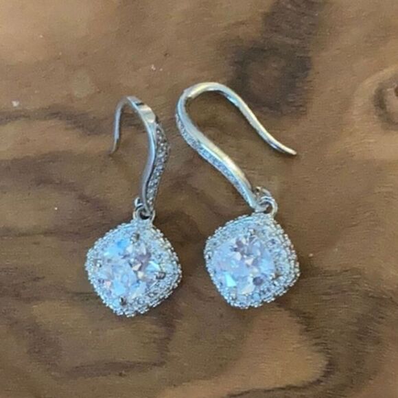 The Drop Dead Gorgeous Dangle Earring in white sapphire and 925 - Picture 5 of 5